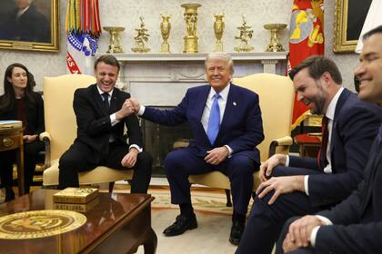 El presidente de Francia, Emmanuel Macron, desde la segunda izquierda, habla con el presidente Donald Trump mientras el vicepresidente JD Vance y el secretario de Estado Marco Rubio reaccionan durante una reunión en el Despacho Oval de la Casa Blanca en Washington, el lunes 24 de febrero de 2025