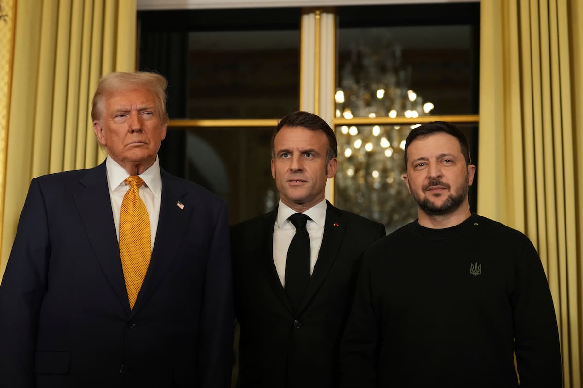 El presidente de Francia, Emmanuel Macron, en el centro, posa con el entonces presidente electo de Estados Unidos, Donald Trump, a la izquierda, y el presidente de Ucrania, Vladimir Zelensky, en el Palacio del Elíseo, en París, el 7 de diciembre de 2024. (AP Foto/Aurelien Morissard)