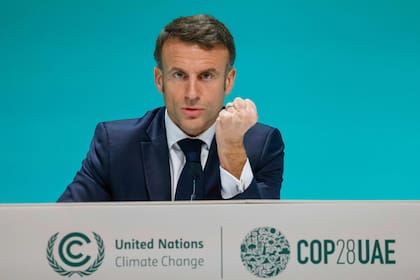 El presidente de Francia, Emmanuel Macron, habla durante una conferencia de prensa en la cumbre climática de las Naciones Unidas COP28 en Dubai el 2 de diciembre de 2023