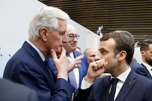 El presidente de Francia, Emmanuel Macron junto al primer ministro Michel Barnier. (AP Foto/Michel Euler, archivo)