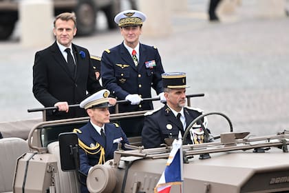 El presidente de Francia, Emmanuel Macron, junto al jefe militar Fabien Mandon
