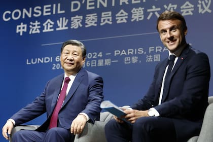 El presidente de Francia, Emmanuel Macron, observa los gestos del presidente de China, Xi Jinping, mientras asisten a la sexta reunión del Consejo Empresarial Franco-Chino en el Teatro Marigny de París el 6 de mayo de 2024, durante una visita oficial de dos días organizada por el presidente francés.