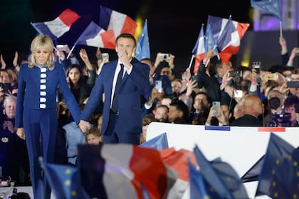 El presidente de Francia, Emmanuel Macron, reelecto, junto a su mujer y primera dama, Brigitte Macron