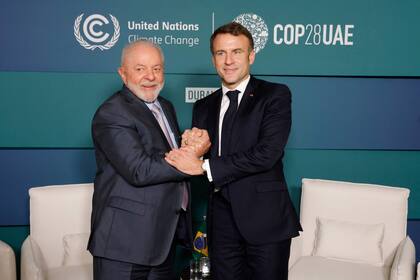 El presidente de Francia, Emmanuel Macron, saluda al presidente de Brasil, Luiz Inácio Lula da Silva, durante una reunión bilateral al margen de la cumbre climática de las Naciones Unidas COP28 en Dubai el 2 de diciembre de 2023.