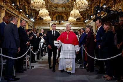 El presidente de Francia, Emmanuel Macron, y el papa León XIV se reúnen con autoridades, miembros de la sociedad civil y el cuerpo diplomático tras su encuentro en el Palacio del Elíseo, en París