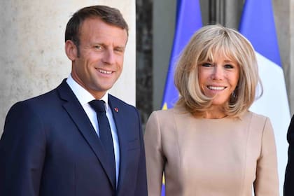 El presidente de Francia junto a su esposa, criticada en las redes por los políticos brasileños