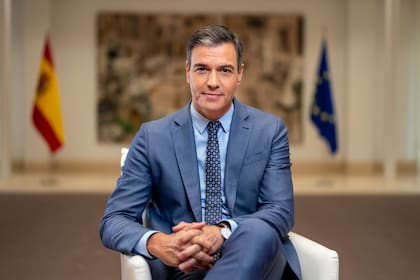El presidente de gobierno español Pedro Sánchez en el Palacio de la Moncloa en Madrid el 27 de junio de 2022. (Foto AP/Bernat Armangue)
