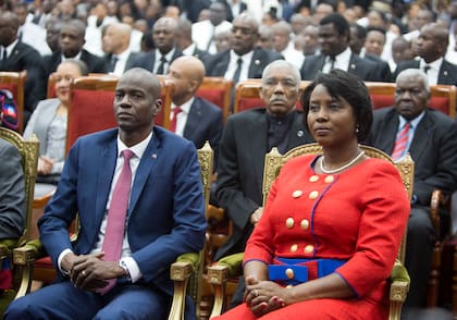 El presidente de Haití, Jovenel Moïse, sentado al lado de su esposa Martine durante su ceremonia de investidura en el Parlamento de Puerto Príncipe el martes 7 de febrero de 2017.