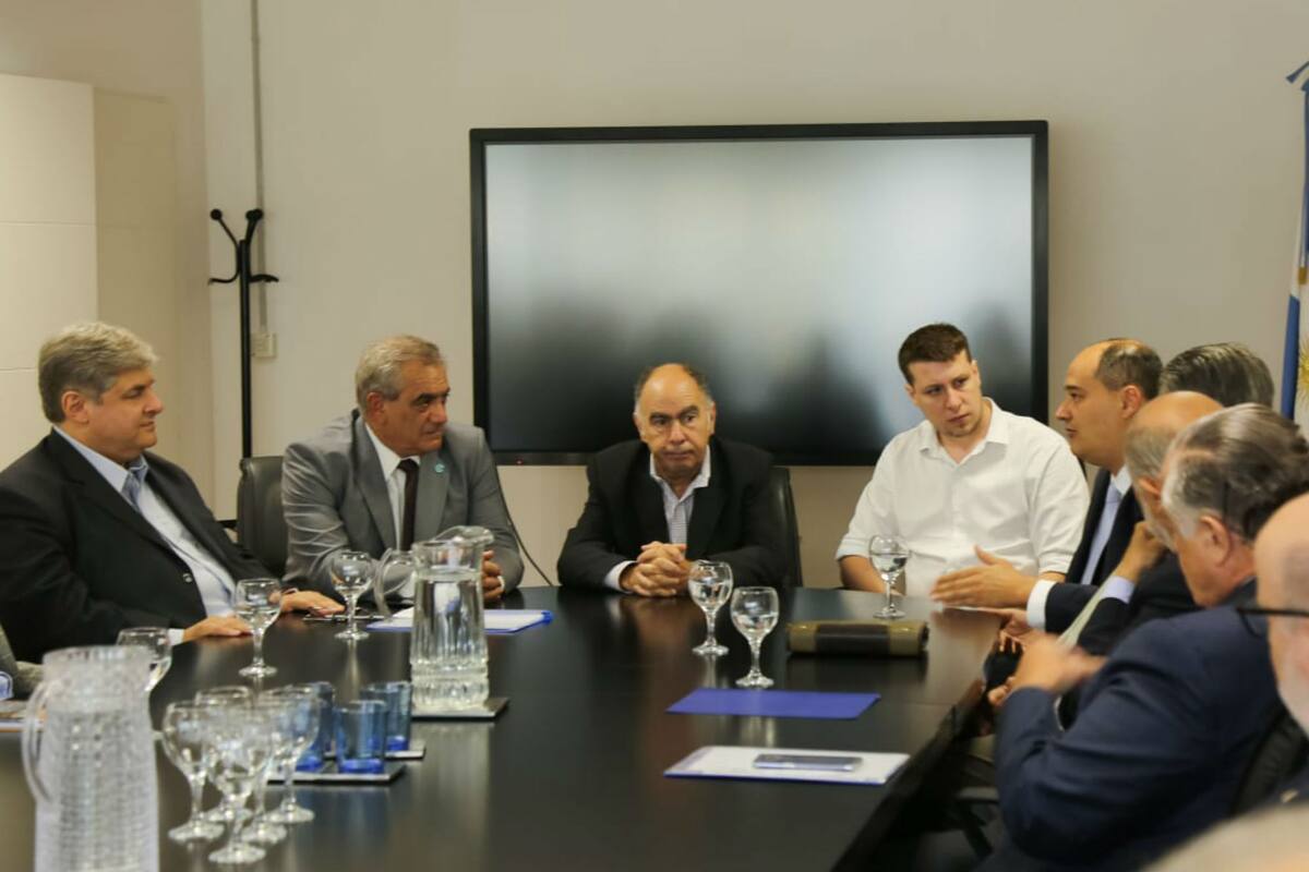 El presidente de Inaes, Mario Cafiero, acompañado por Carlos Iannizzotto de Coninagro y Alejandro Russo de CAM firmaron un convenio que pondrá en marcha el primer fondo de economía productiva y solidaria