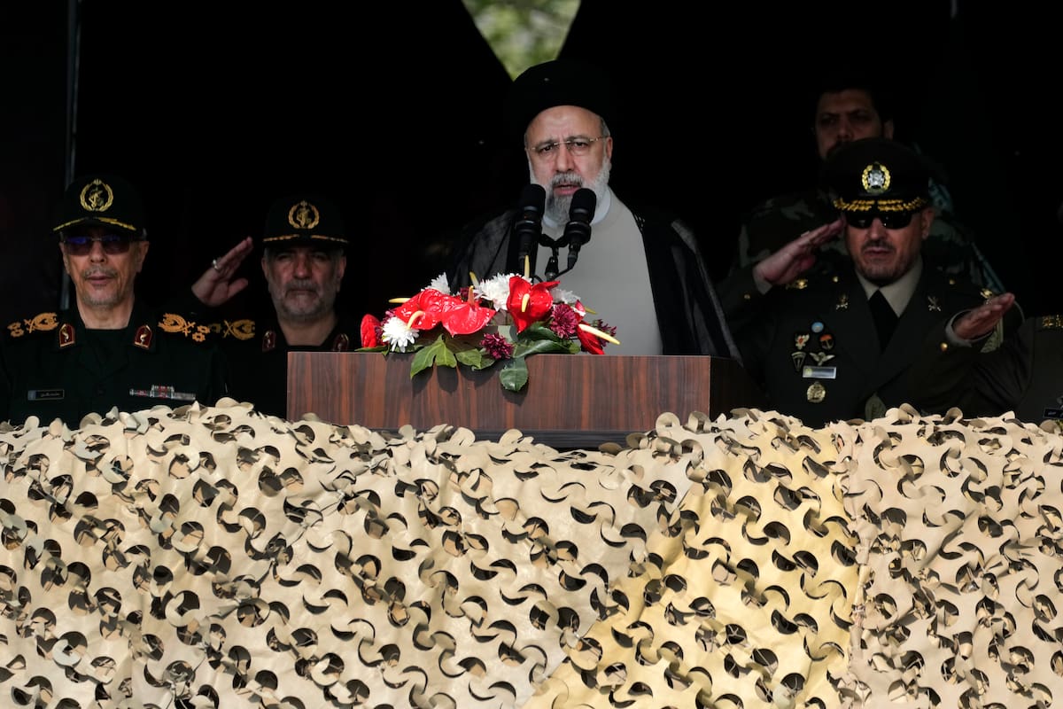 El presidente de Irán, Ebrahim Raisi, habla durante un desfile del Día del Ejército en una base militar en el norte de Teherán