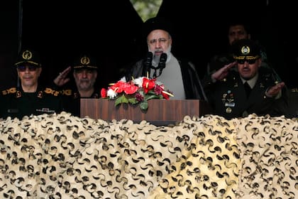 El presidente de Irán, Ebrahim Raisi, habla durante un desfile del Día del Ejército en una base militar en el norte de Teherán