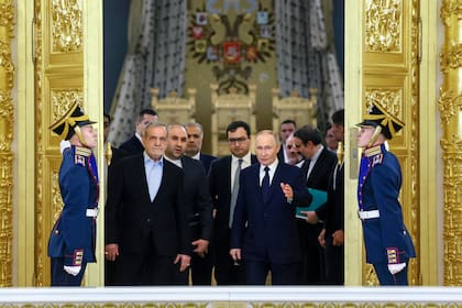 El presidente de Irán, Masoud Pezeshkian, durante una visita a Vladimir Putin en Moscú