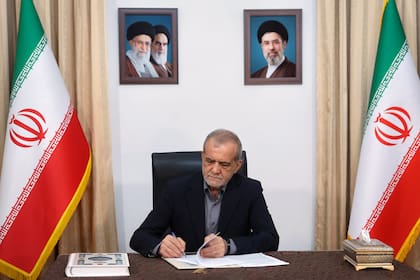 El presidente de Irán, Masoud Pezeshkian, firma el memorándum