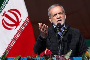 El presidente de Irán, Masoud Pezeshkian, habla durante un mitin para conmemorar el aniversario de la Revolución Islámica 1979 que derrocó al sha pro estadounidense Mohammad Reza Pahlavi y llevó a los clérigos islámicos al poder, en Teherán, Irán, el lunes 10 de febrero de 2025