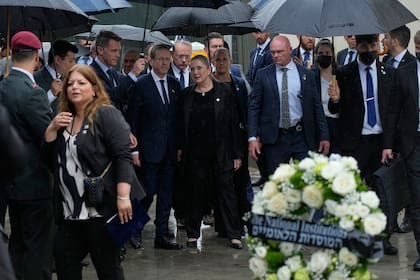 El presidente de Israel visita el sitio de la masacre en Sídney y se reúne con familias de víctimas