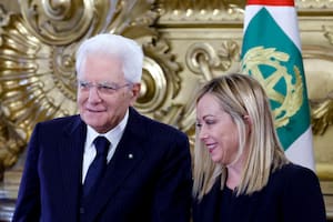 El presidente de Italia, Sergio Mattarella, y la nueva primera ministra, Giorgia Meloni, asisten a la ceremonia de juramento del nuevo gobierno italiano en el Palacio del Quirinal en Roma el 22 de octubre de 2022
