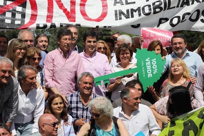 El presidente de la AABE, Ramón Lanús, y el intendente de San Isidro, Gustavo Posse, junto a los vecinos de Villa Adelina durante el añuncio de hoy
