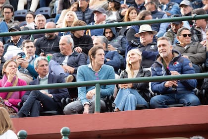 El presidente de la AAP, Delfín Uranga y su mujer, Barbara Tanoira, en la tribuna oficial y al lado de Ivan de Pineda, Luchi Barrantes y Gabriel Batistuta.