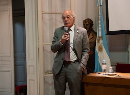 El presidente de la Academia, Jorge O. Errecalde, fue el encargado de abrir el encuentro y repasó los objetivos institucionales de la ANAV y destacó las razones por las cuales la AAB fue merecedora del reconocimiento