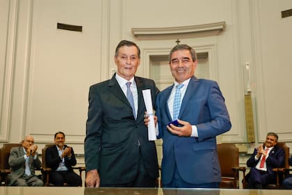 El presidente de la Academia Nacional de Medicina entrega el diploma a Fernán Quirós