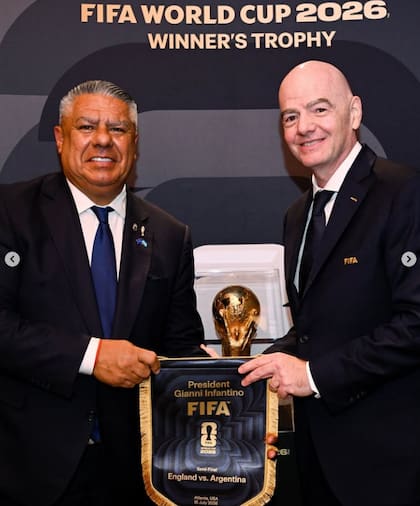 El presidente de la AFA Chiqui Tapia junto a Infantino