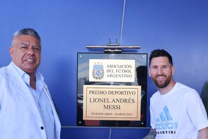 El presidente de la AFA, Claudio "Chiqui" Tapia, junto a Lionel Messi, en el predio de Ezeiza