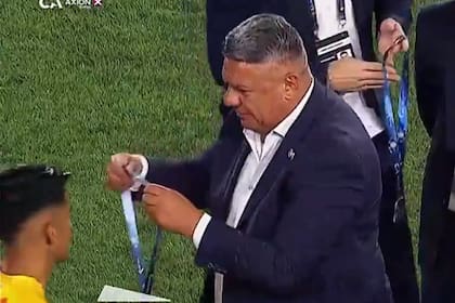 El presidente de la AFA, Claudio "Chiqui" Tapia, durante la entrega de medallas tras la final de la Copa Argentina; recibió insultos de los hinchas de Estudiantes