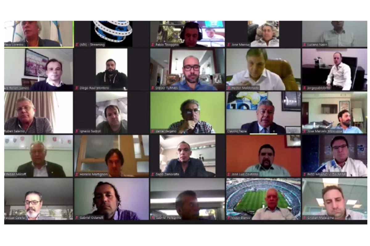 El presidente de la AFA, Claudio Tapia, habla durante la Asamblea Extraordinaria de la entidad, que se realizó hoy en forma remota y lo reeligió hasta 2025.