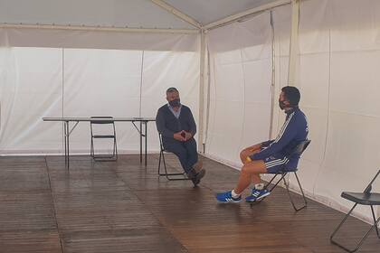 El presidente de la AFA, Claudio Tapia, y el entrenador del seleccionado, Lionel Scaloni, antes de que comenzaran a llegar los jugadores de Europa a la burbuja sanitaria en Ezeiza.