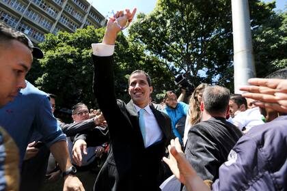 El presidente de la Asamblea Nacional, Juan Guaidó, saluda a sus partidarios cuando llega a la Universidad Central de Venezuela para una conferencia sobre planes económicos para reactivar el país en Caracas, Venezuela, el 31 de enero.