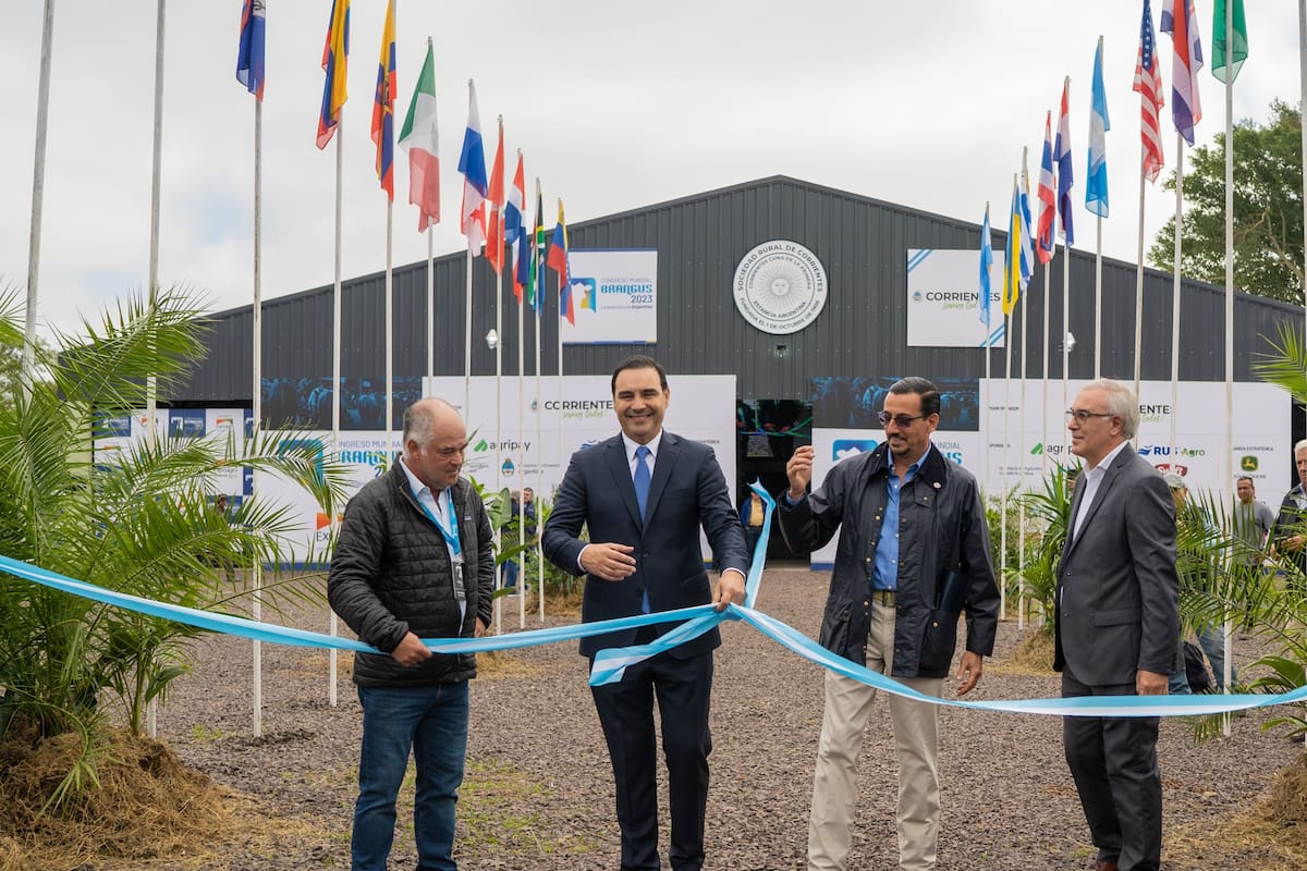 El presidente de la Asociación Argentina de Brangus, Víctor Navajas; el gobernador de Corrientes, Gustavo Valdés; el presidente de la Sociedad Rural de Corrientes, Francisco Velar, y Claudio Anselmo, ministro de Producción