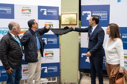 El presidente de la Asociación Argentina de Brangus, Víctor Navajas; el presidente de la Sociedad Rural de Corrientes, Francisco Velar, y el gobernador de Corrientes, Gustavo Valdés, y su esposa
