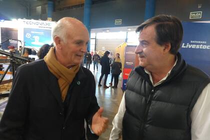 El presidente de la Asociación Argentina de Angus, Alfonso Bustillo, y el vicepresidente del Senasa, Rodolfo Acerbi, en la Expo Angus de Otoño Indoor