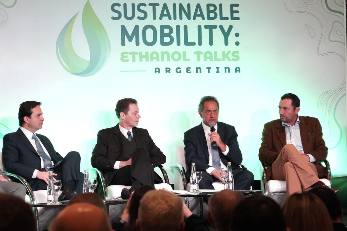 El presidente de la Asociación Brasileña de la Industria de la Caña de Azúcar (Unica) Evandro Gussi; el embajador de Brasil en la Argentina, Reinaldo José de Almeida Salgado; Daniel Scioli, y el director ejecutivo de la Cámara de Bioetanol de Maíz, Patrick Adam