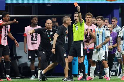 El presidente de la Asociación de la Federación Egipcia, Hany Abo Rida, solicitó la exclusión del equipo arbitral francés por el resto de la Copa del Mundo