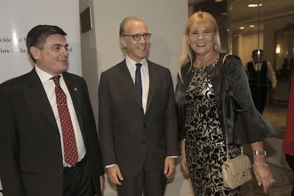 El presidente de la Asociación de Magistrados, Marcelo Gallo Tagle; el presidente de la Corte Suprema, Carlos Rosenkrantz, y la ministra de Justicia, Marcela Losardo, en la comida de la Asociación de Magistrados de diciembre pasado