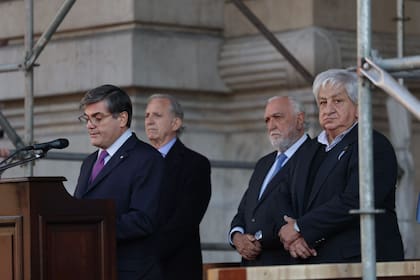 El presidente de la Asociación de Magistrados, Marcelo Gallo Tagle, habla en el acto en defensa de la independencia judicial; detrás, Alberto Garay (Colegio de Abogados de la Ciudad), Ricardo Gil Lavedra (Colegio Público de Abogados de la Capital Federal) y Julio Piumato, líder del gremio de los judiciales