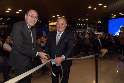 El presidente de la Bolsa de Comercio de Rosario (BCR), Miguel Simeoni, y el presidente de Rosgan, Walter Tombolini, inauguraron el nuevo Estudio Rosgan