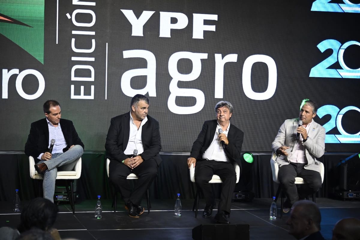El presidente de la Cámara Argentina de Fabricantes de Maquinaria Agrícola (Cafma), Hernán Zubeldía; el presidente de la Federación Argentina de Contratistas de Máquinas Agrícolas (Facma), Luis “Freddy” Simone; el presidente de la Asociación Argentina de Productores en Siembra Directa (Aapresid), Marcelo Torres; y el presidente de los Consorcios Regionales de Experimentación Agrícola (CREA), Fernando de Nevares