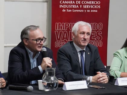 El presidente de la Cámara Argentina de la Industria Aceitera y del Centro de Exportadores de Cereales (Ciara-CEC), Gustavo Idígora junto al secretario de Cooperación del Gobierno provincial de Santa Fe, Cristian Cunha