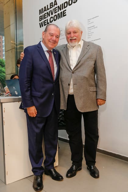 El presidente de la Cámara de Comercio Argentino-Israelí, Mario Montoto, y Adrián Werthein, del Grupo Werthein, en la entrega de premios Mujeres por Más