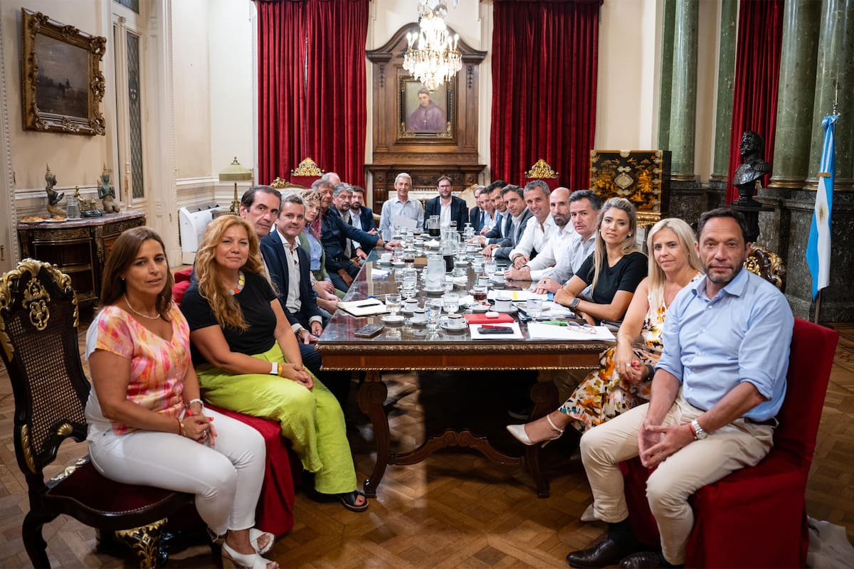 El presidente de la Cámara de Diputados, Martín Menem, encabezó esta tarde una reunión en el Salón de Honor con representantes del Poder Ejecutivo y de distintos bloques parlamentarios en el marco de las sesiones extraordinarias convocadas por el gobierno nacional.