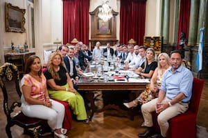 El presidente de la Cámara de Diputados, Martín Menem, encabezó esta tarde una reunión en el Salón de Honor con representantes del Poder Ejecutivo y de distintos bloques parlamentarios en el marco de las sesiones extraordinarias convocadas por el gobierno nacional.
