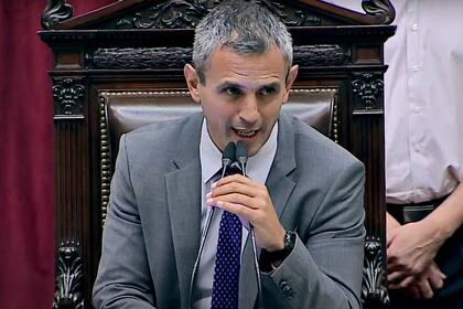 El presidente de la Cámara de Diputados, Martín Menem, oficia una sesión en el recinto