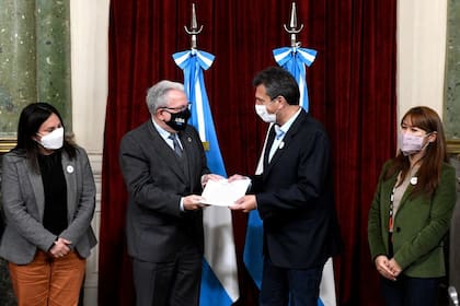 El presidente de la Cámara de Diputados, Sergio Massa, y el rector de la UBA, Alberto Barbieri, flanqueados por las diputadas Martínez y Russo.