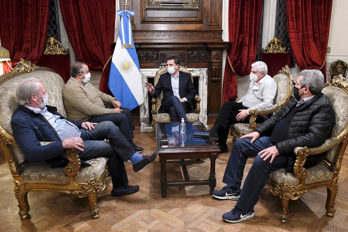 El presidente de la Camara de Diputados Sergio Masa recibe a los sindicalistas.