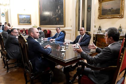 El presidente de la Cámara de Diputados, Sergio Massa, y el jefe de Gabinete, Juan Manzur, en una reunión con el ministro de Economía, Martín Guzmán
