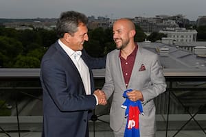 El presidente de la Cámara de Diputados, Sergio Massa, se reunió con Juan Sebastián González en el inicio de una gira por los Estados Unidos y le regaló una camiseta de Tigre.