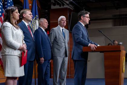 El presidente de la Cámara de Representantes de Estados Unidos Mike Johnson (der) y otros líderes republicanos, desde la izquierda, Elise Stefanik, Michael Guest, Steve Scalise y Tom Emmer, en conferencia de prensa para condenar el fallo contra el expresidente Donald Trump, en el Congreso en Washington, el 4 de junio del 2024. (Foto AP /J. Scott Applewhite)