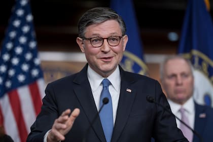 El presidente de la Cámara de Representantes, Mike Johnson, republicano de Luisiana, habla sobre la